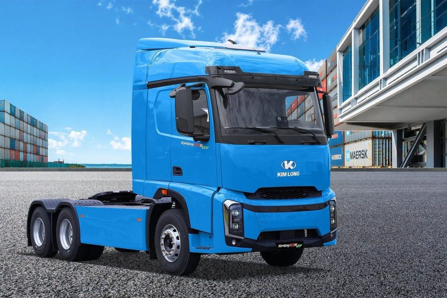 Xe đầu kéo điện Kim Long K9KEV màu xanh tại bãi container